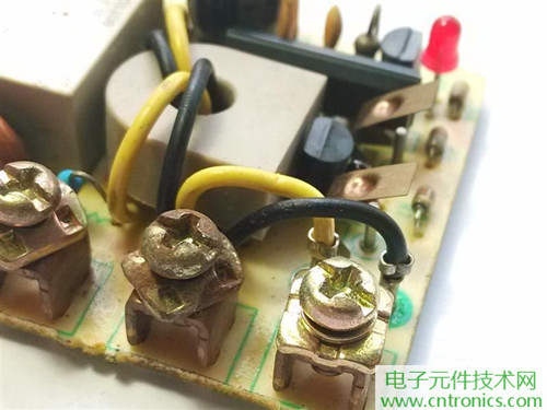 漏電保護(hù)器拆解:結(jié)構(gòu)有差異,做工不錯(cuò)