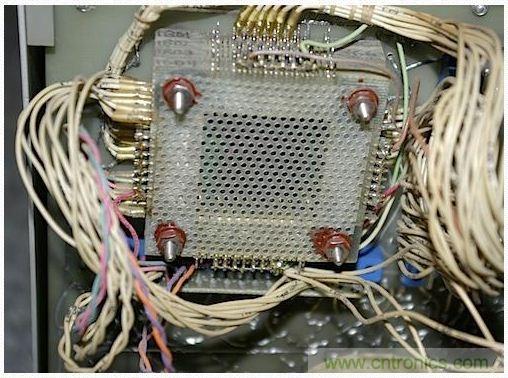 經典懷舊拆解！歷史彌留的可編程科學計算器 from 1966