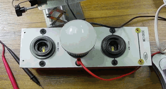 電燈泡內通有交流電，為什么看不到燈泡在閃爍？